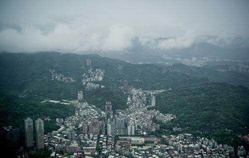 站在101上鳥瞰臺(tái)北市