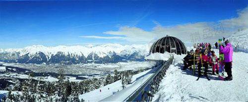 建在半山腰的木蘭纜車站可直達雪朗峰頂，讓游客近窺天堂